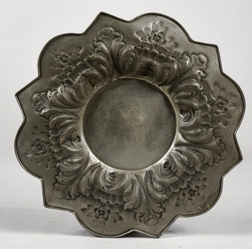 Vassoio piatto in peltro sbalzato e inciso con particolare forma di stella di Natale  epoca metà del 900