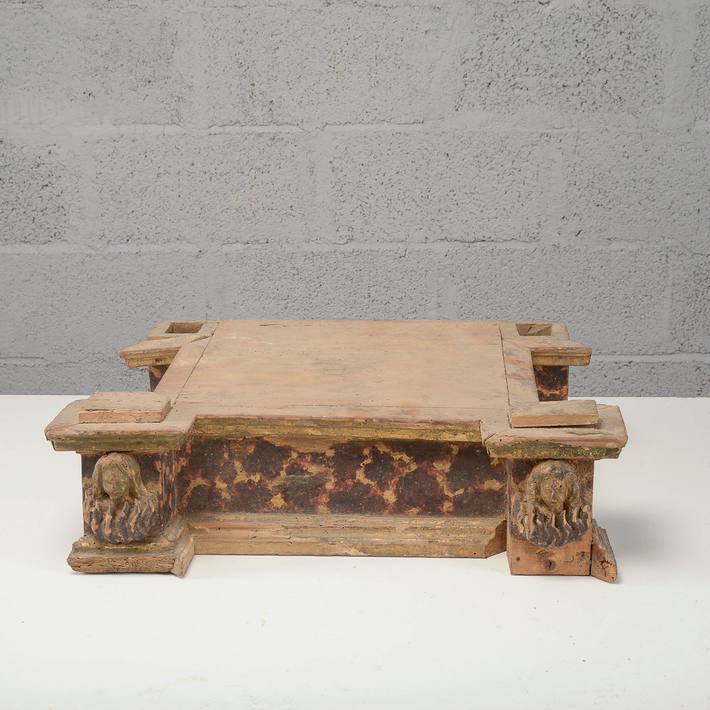 Base in legno laccato con anime del purgatorio in fiamme