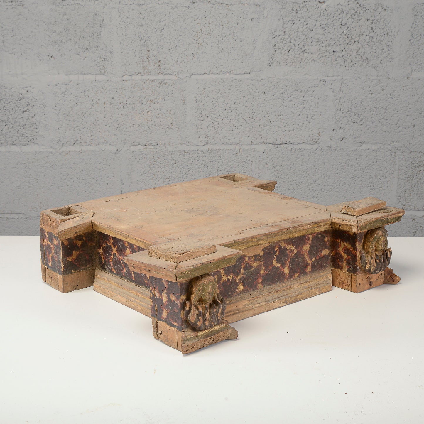 Base in legno laccato con anime del purgatorio in fiamme
