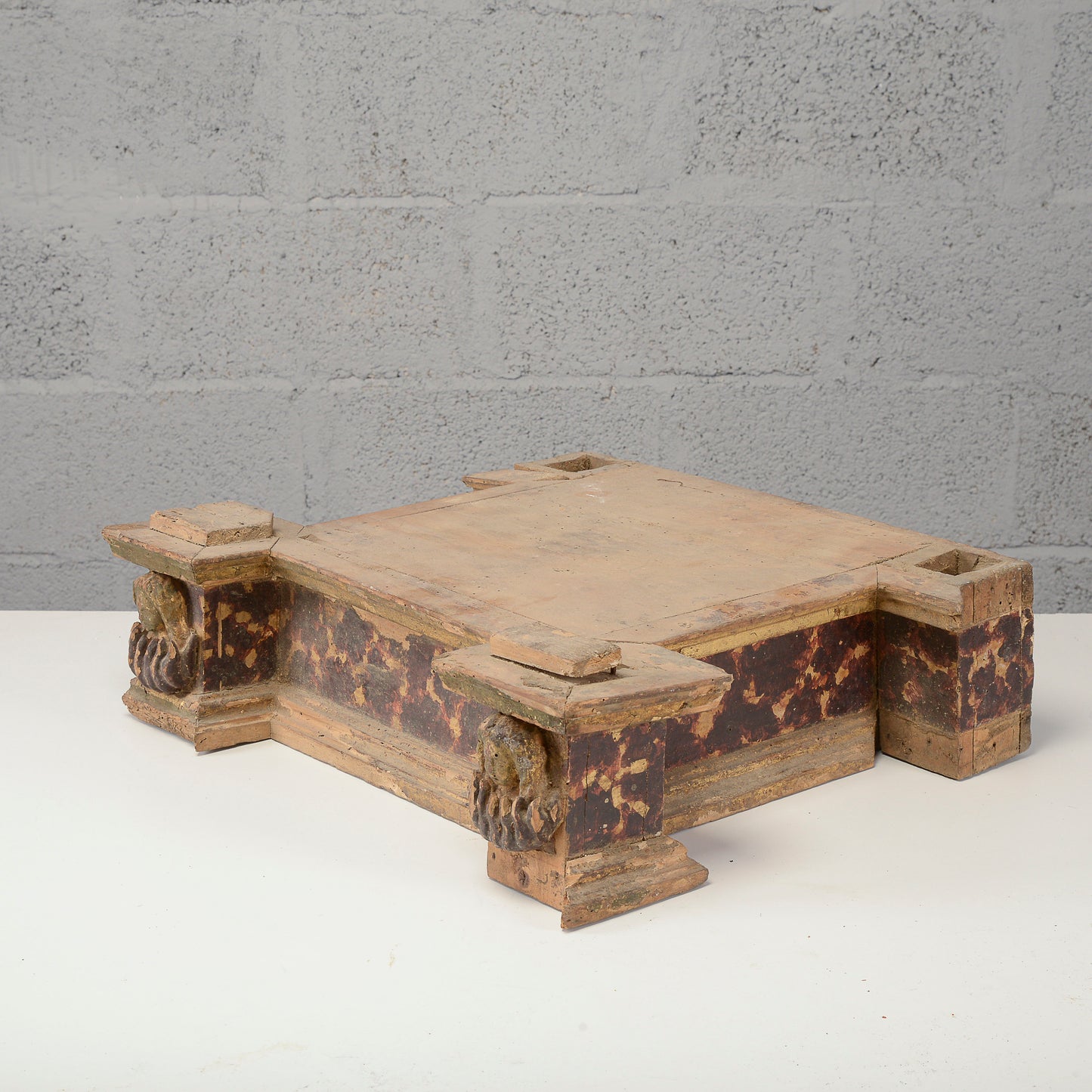 Base in legno laccato con anime del purgatorio in fiamme