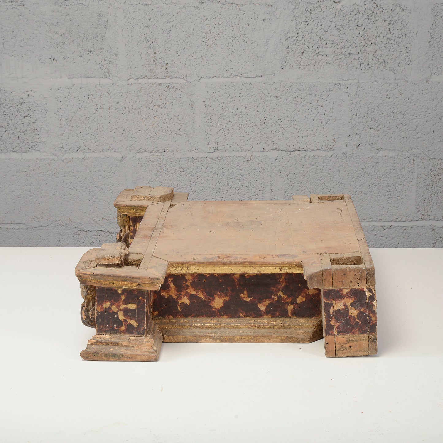 Base in legno laccato con anime del purgatorio in fiamme