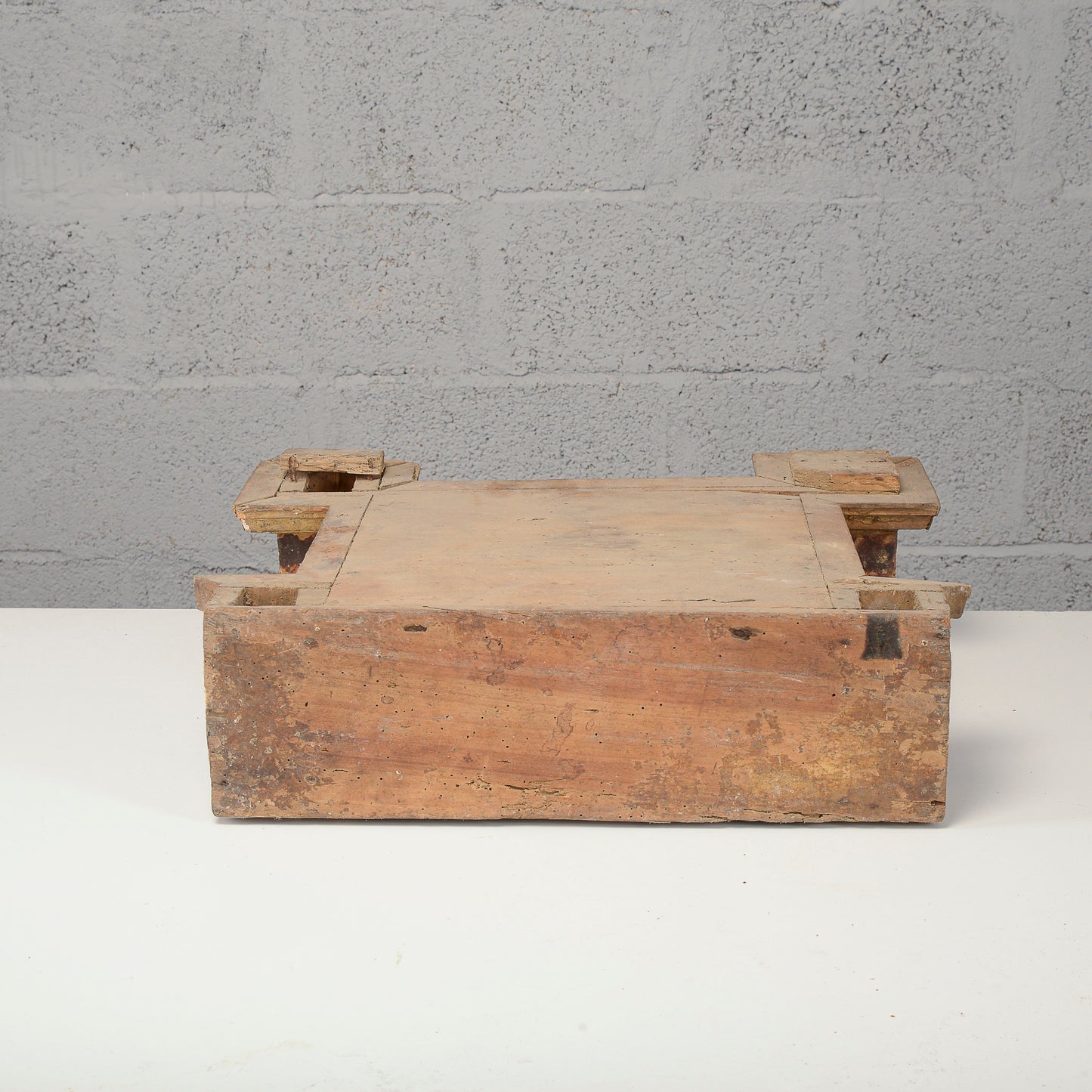Base in legno laccato con anime del purgatorio in fiamme