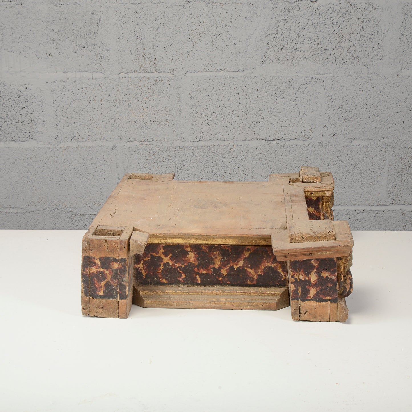Base in legno laccato con anime del purgatorio in fiamme