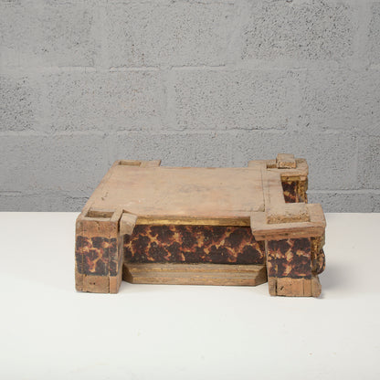 Base in legno laccato con anime del purgatorio in fiamme
