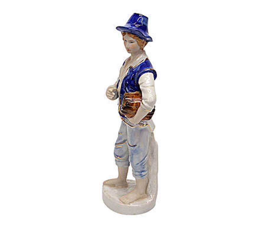 Statuina in ceramica uomo con cappello e  fascio di legna