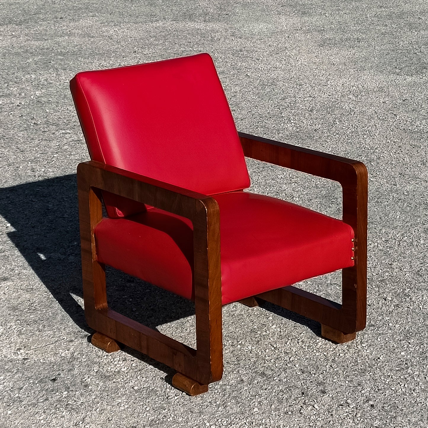 Poltrona  Art Deco pelle rossa legno impellicciata Italia 1920