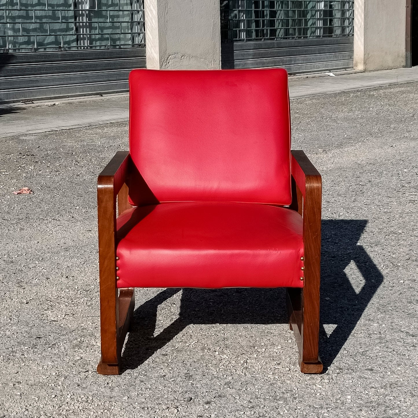Poltrona  Art Deco pelle rossa legno impellicciata Italia 1920