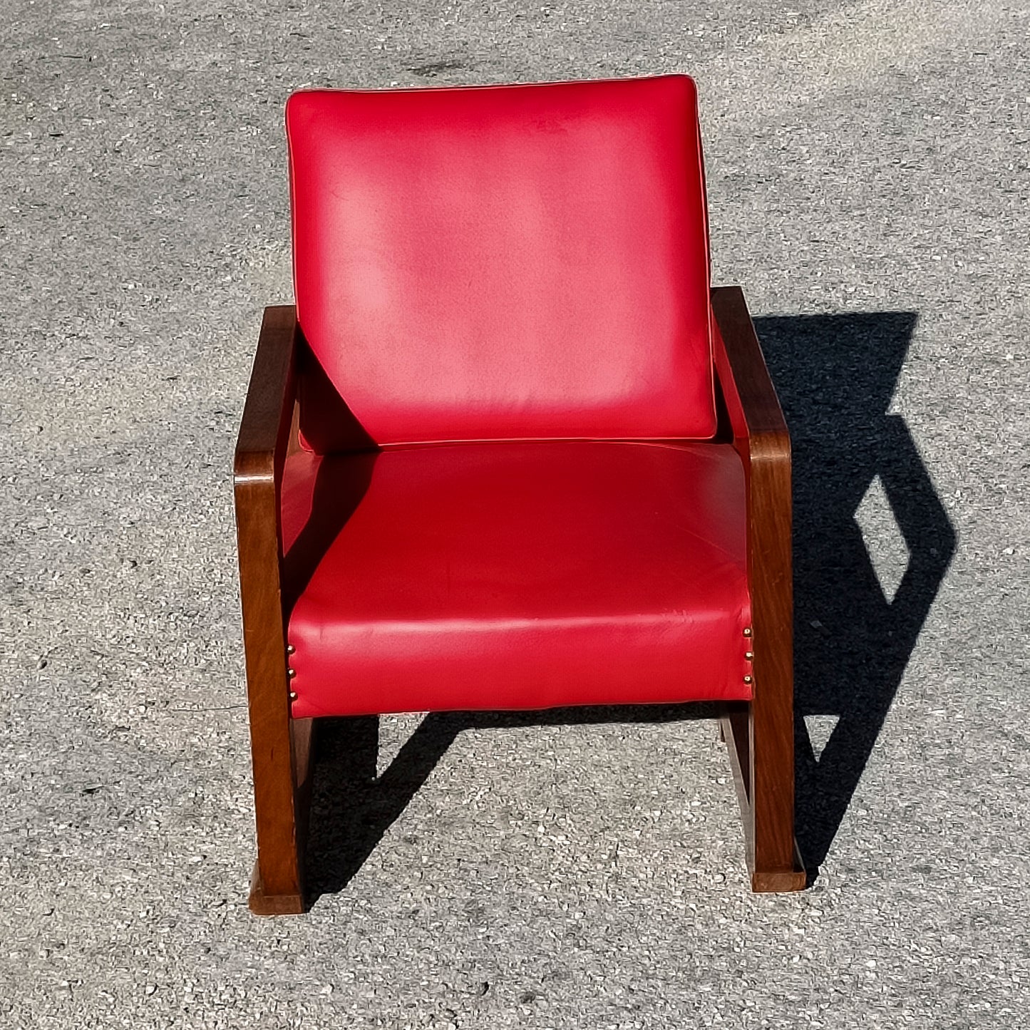 Poltrona  Art Deco pelle rossa legno impellicciata Italia 1920