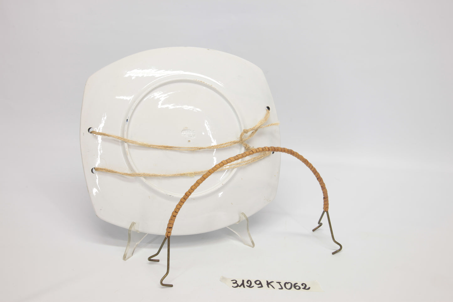 Piatto cestino porta frutta anni 50 in ceramica con manico in ferro rivestito di paglia