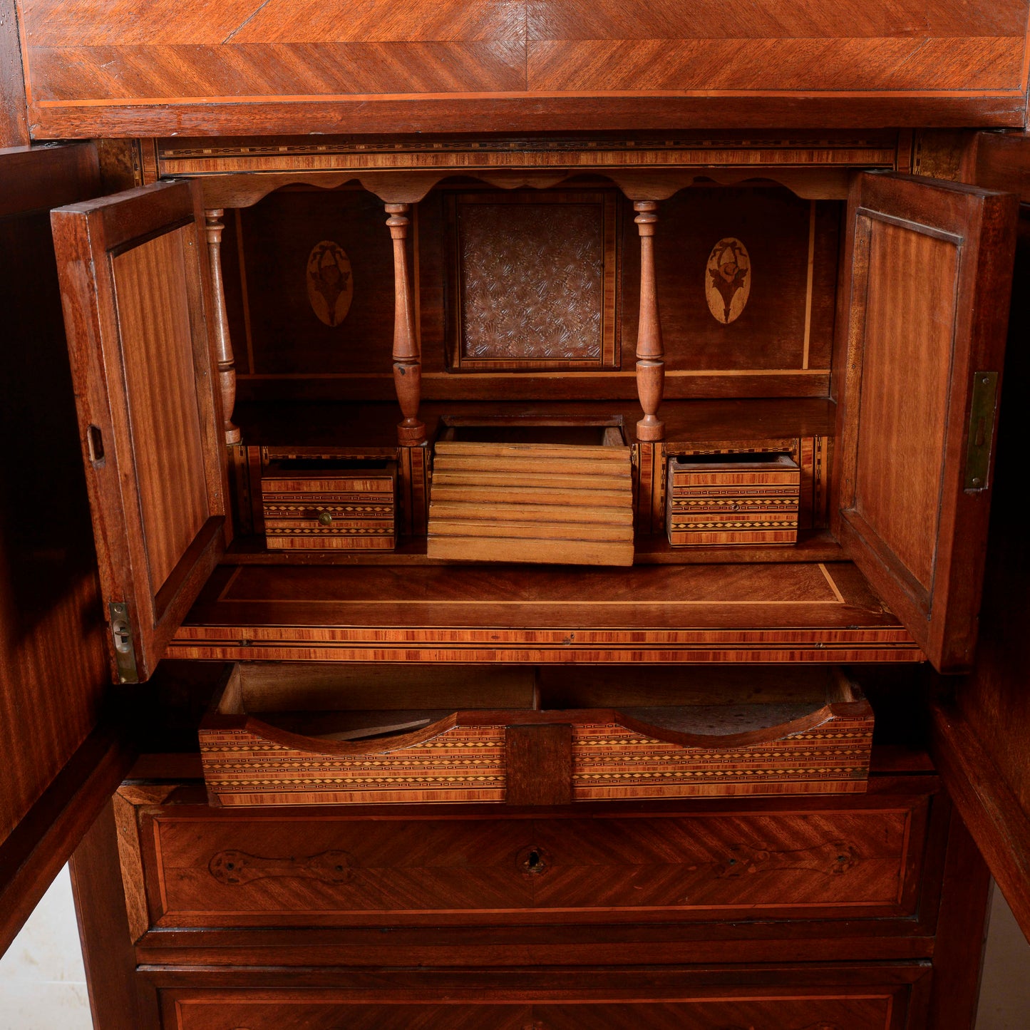 Secretaire intarsiato  con piano in marmo Italia epoca 1890