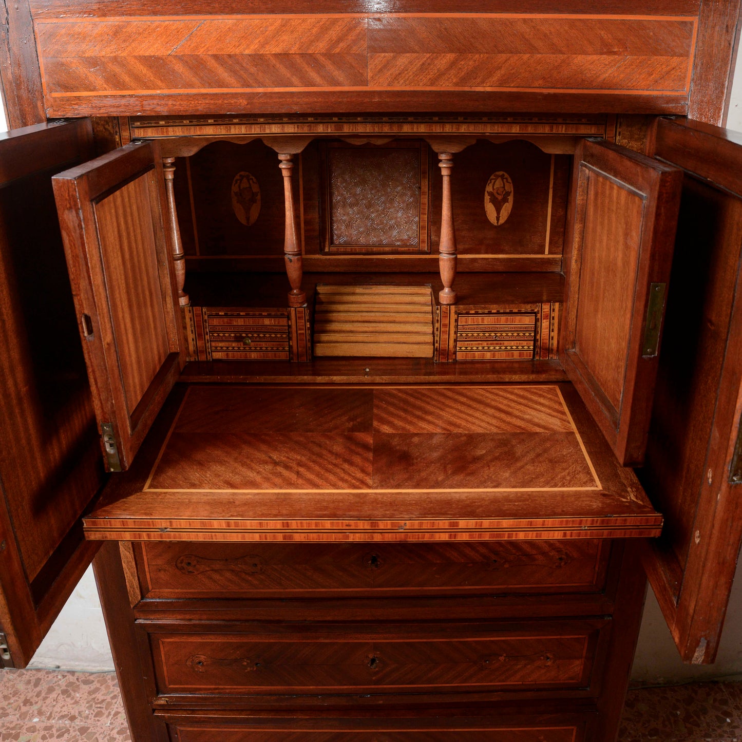 Secretaire intarsiato  con piano in marmo Italia epoca 1890