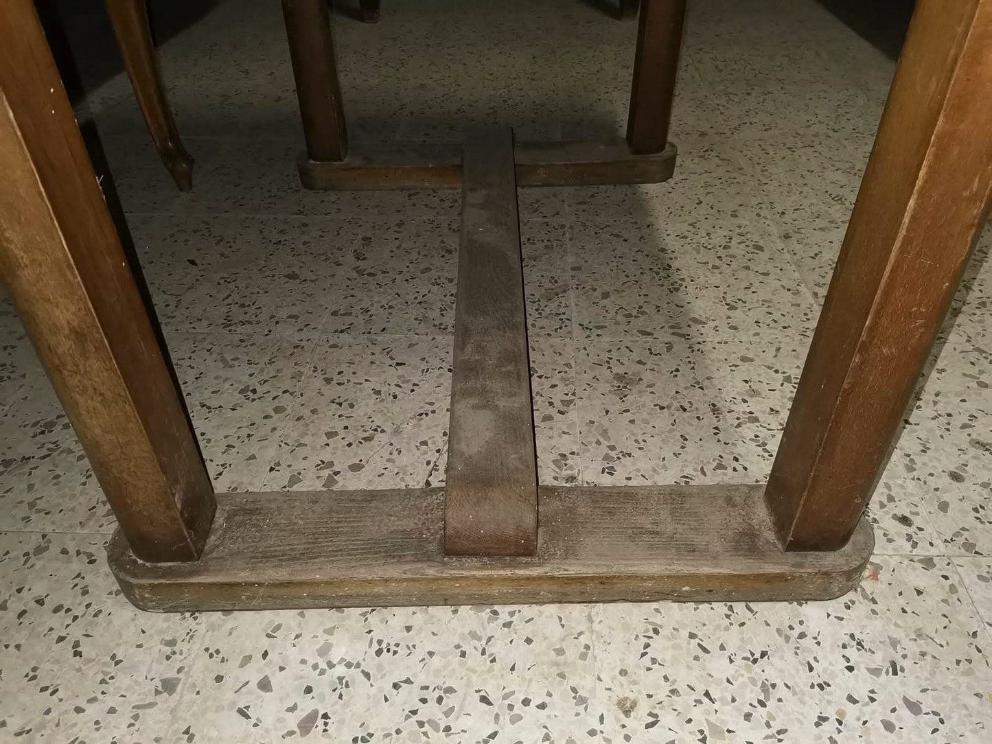 Tavolo  impellicciato in noce epoca art deco'