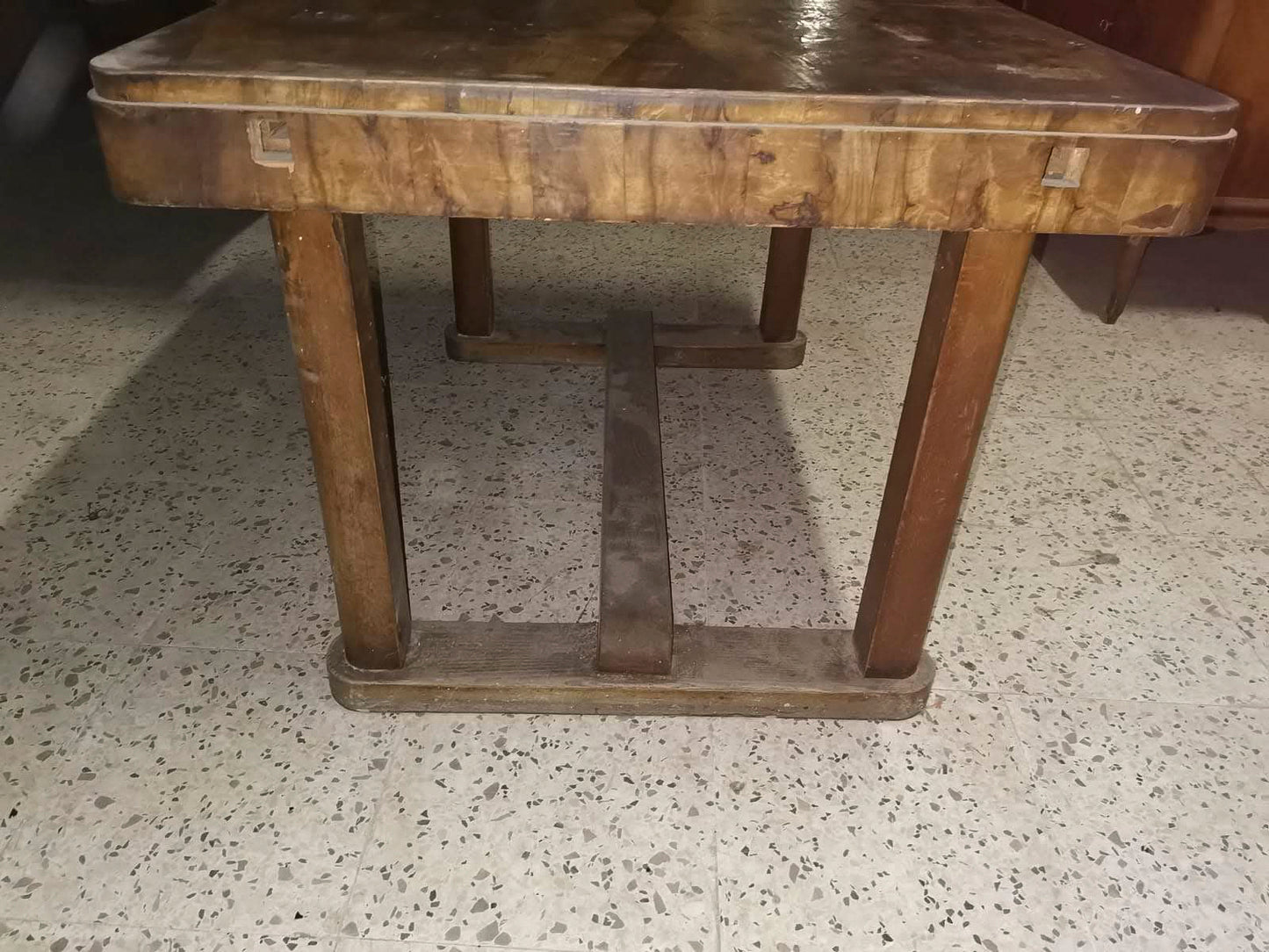 Tavolo  impellicciato in noce epoca art deco'