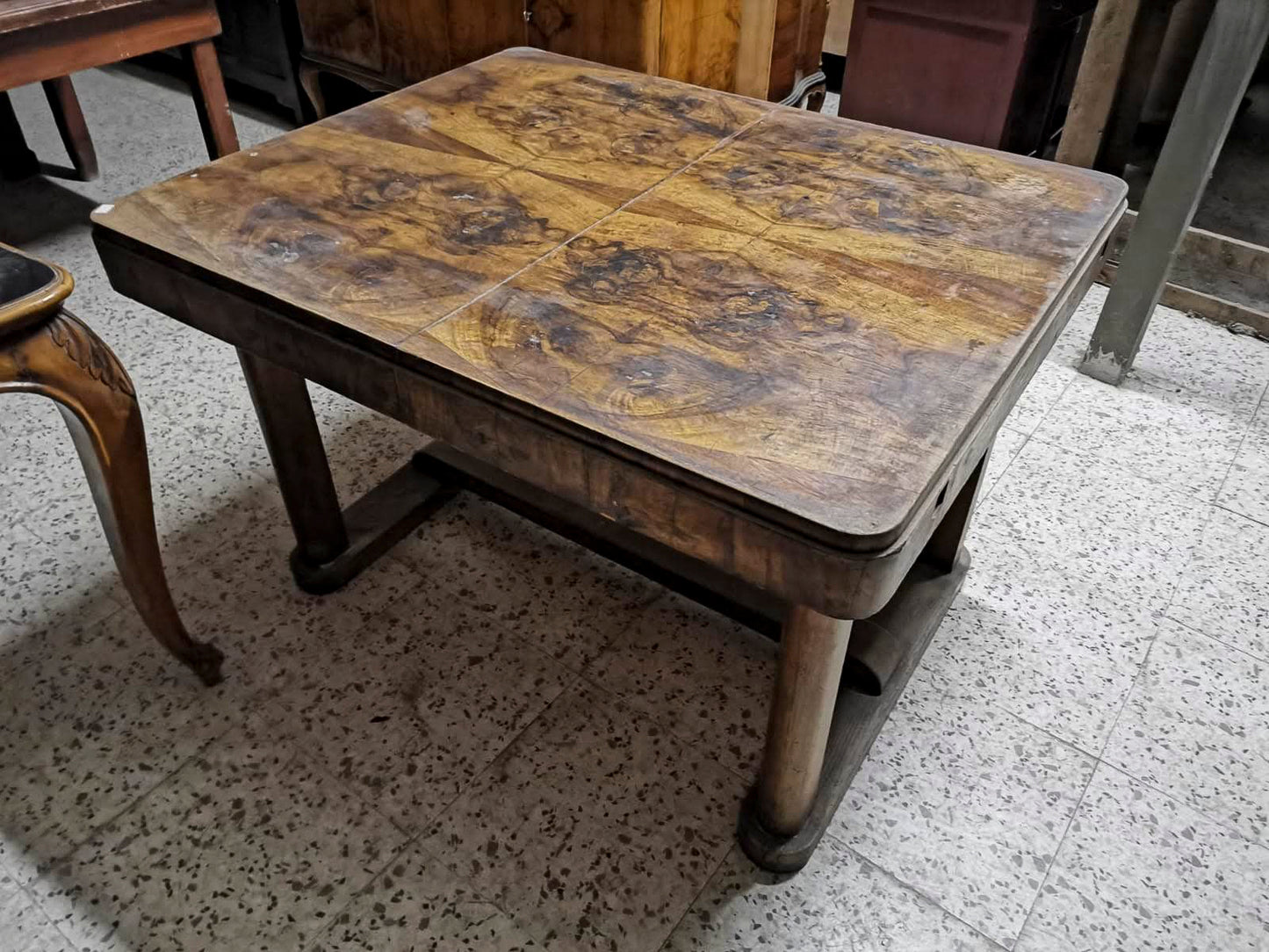 Tavolo  impellicciato in noce epoca art deco'