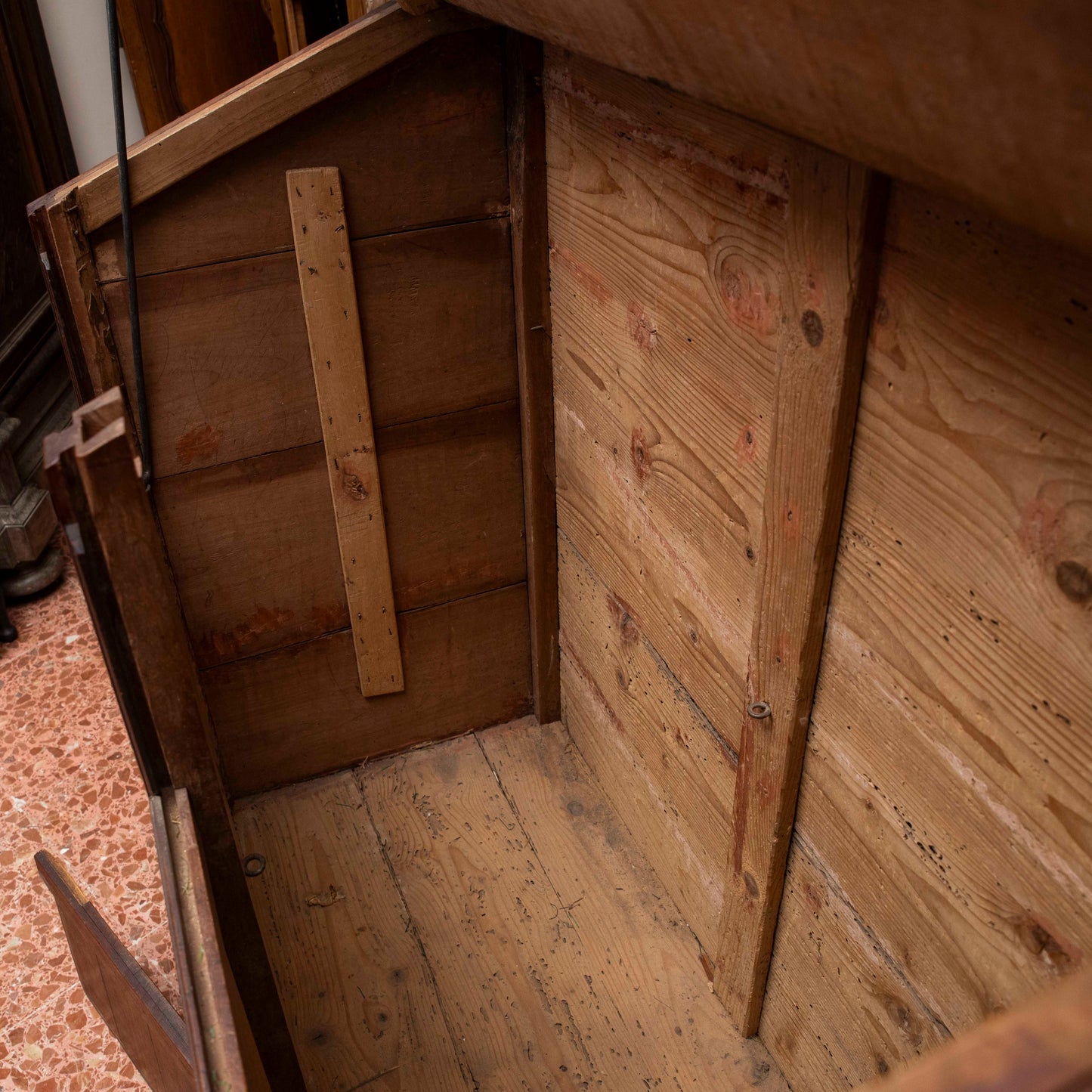 Mobile credenza contenitore legno  ciliegio piano ribalta incilanato Italia epoca fine 1700