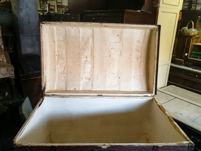 Baule da viaggio in legno e metallo rivestito in tessuto con evidenti segni del tempo Italia epoca primo 900