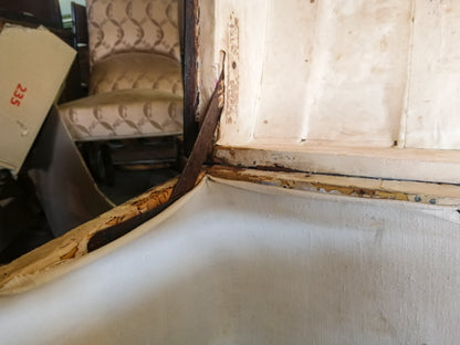 Baule da viaggio in legno e metallo rivestito in tessuto con evidenti segni del tempo Italia epoca primo 900