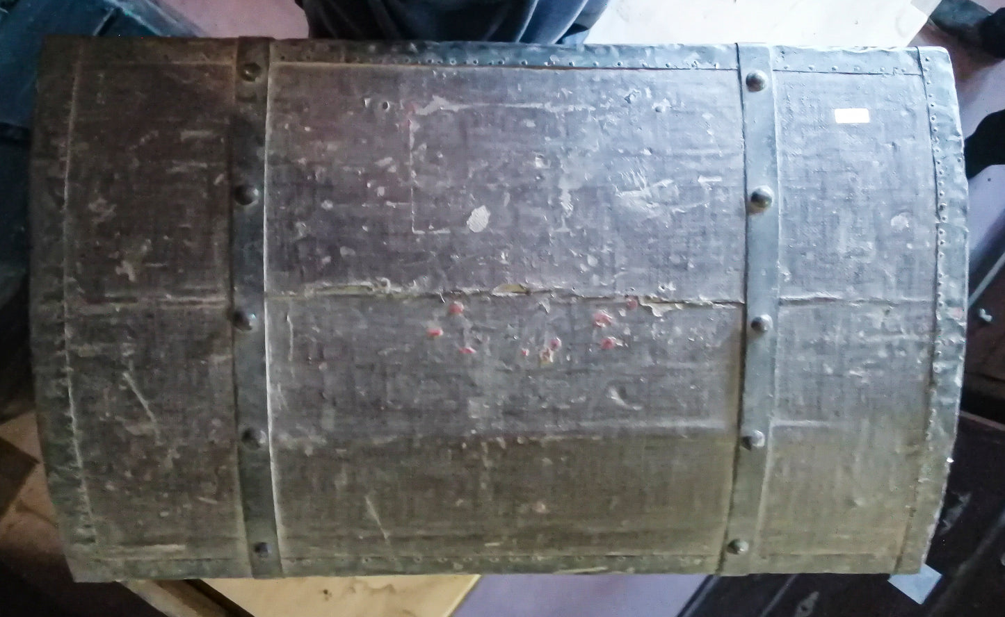Baule da viaggio in legno e metallo rivestito in tessuto con evidenti segni del tempo Italia epoca primo 900