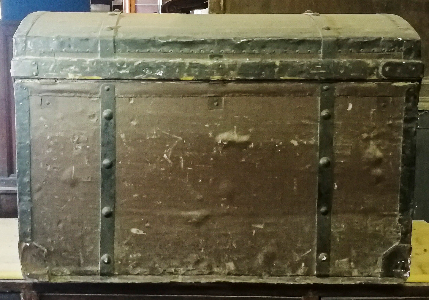 Baule da viaggio in legno e metallo rivestito in tessuto con evidenti segni del tempo Italia epoca primo 900