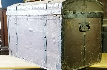 Baule da viaggio in legno e metallo rivestito in tessuto con evidenti segni del tempo Italia epoca primo 900