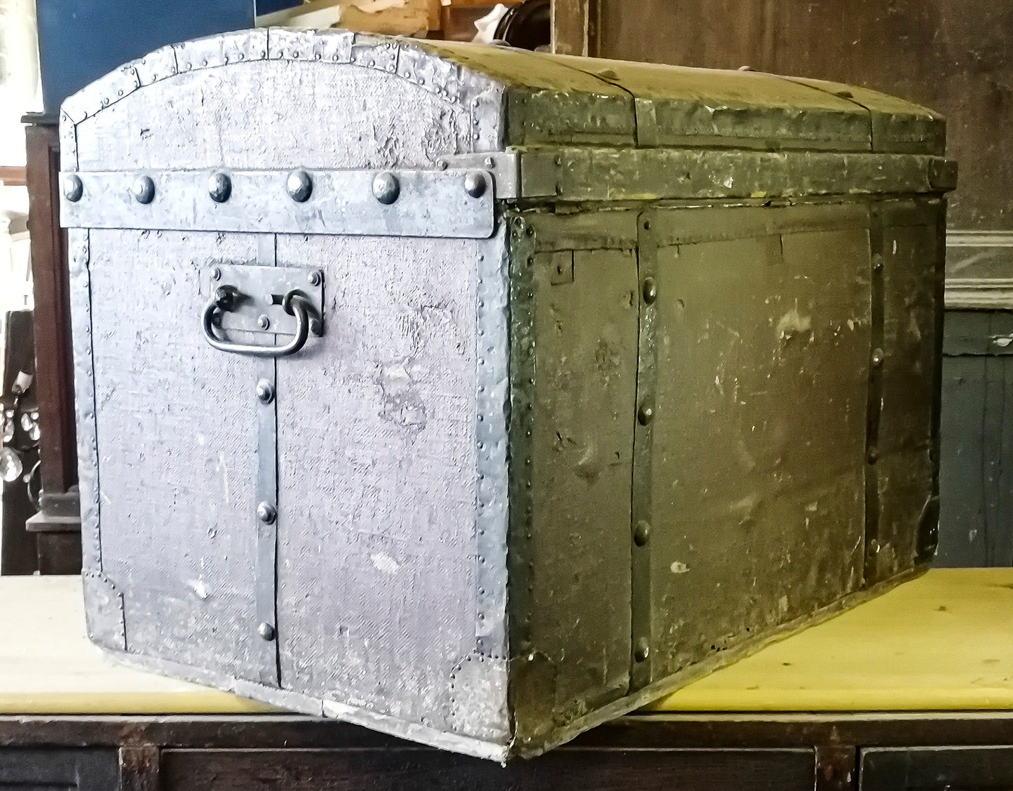 Baule da viaggio in legno e metallo rivestito in tessuto con evidenti segni del tempo Italia epoca primo 900