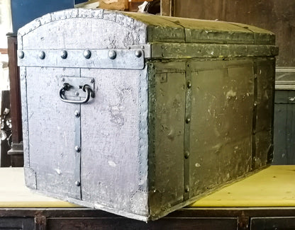 Baule da viaggio in legno e metallo rivestito in tessuto con evidenti segni del tempo Italia epoca primo 900