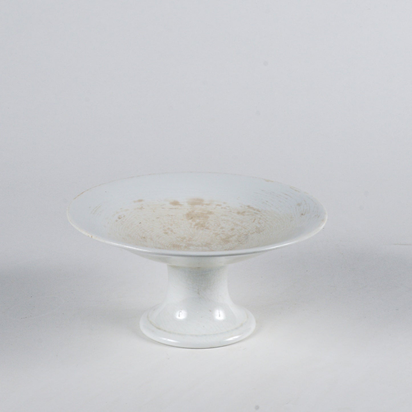 Alzatina in ceramica S.C. Richard con segni del tempo