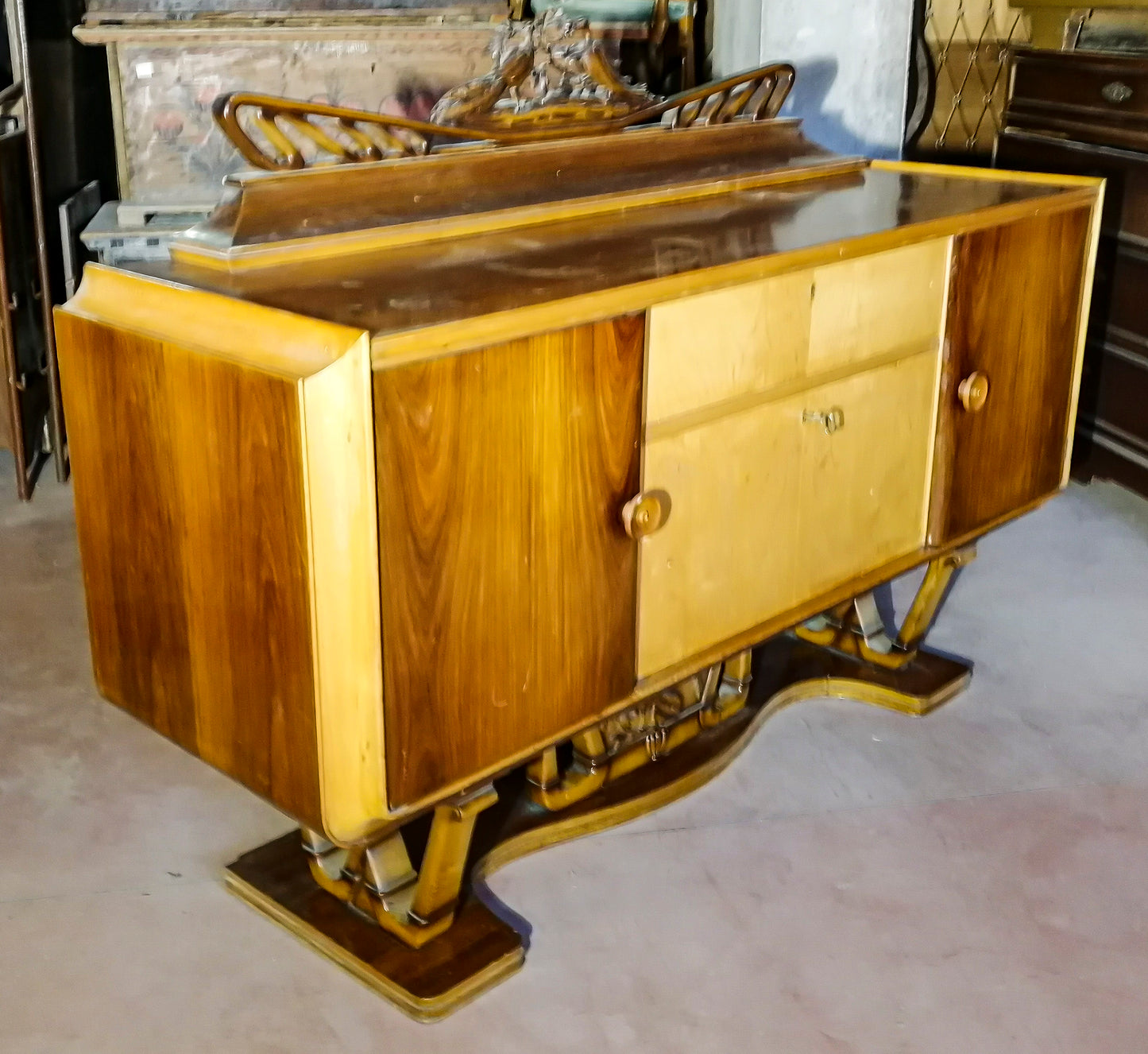 Credenza Art Deco' bicolore con zona mobile bar. Italia 1920