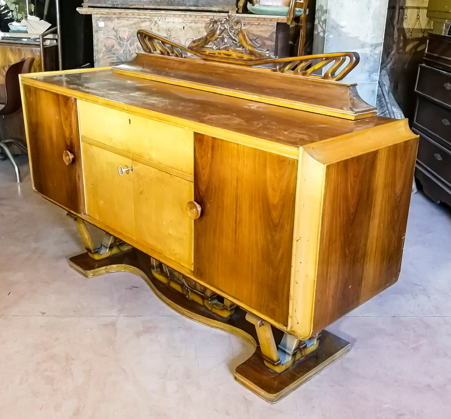 Credenza Art Deco' bicolore con zona mobile bar. Italia 1920
