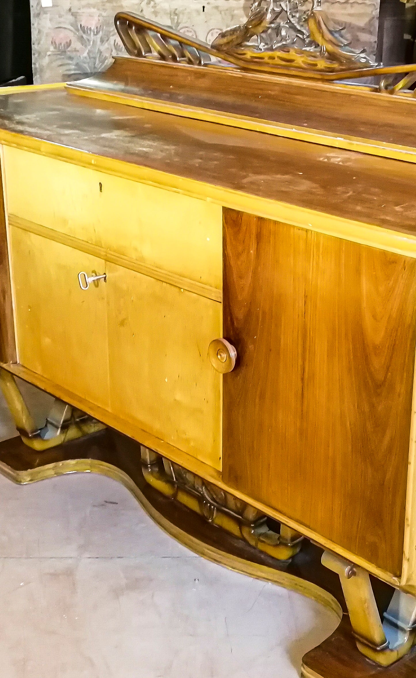 Credenza Art Deco' bicolore con zona mobile bar. Italia 1920