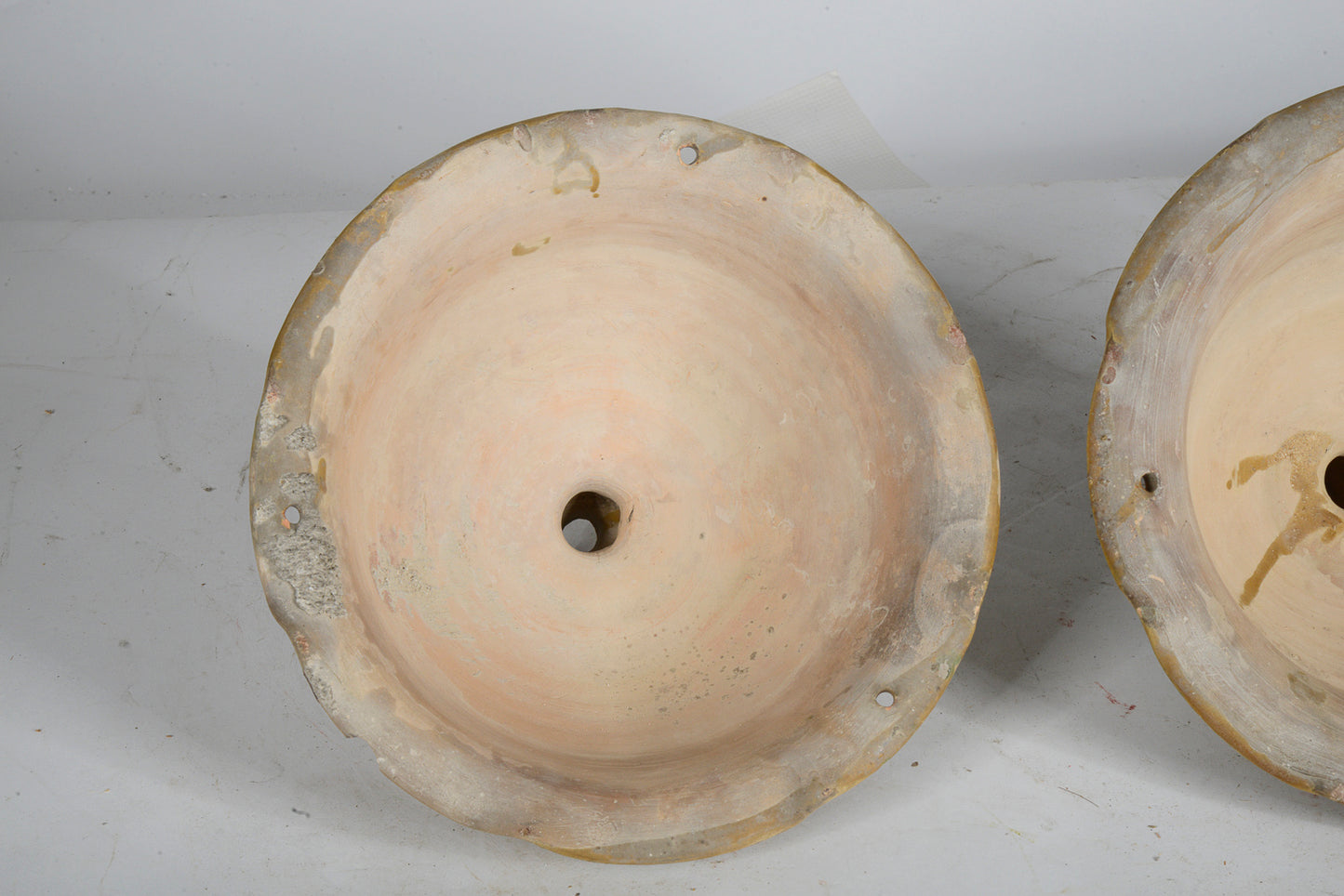 COPPIA DI PORTA-VASI IN TERRACOTTA SMALTATA E LAVORATA ITALIA PRIMO 900