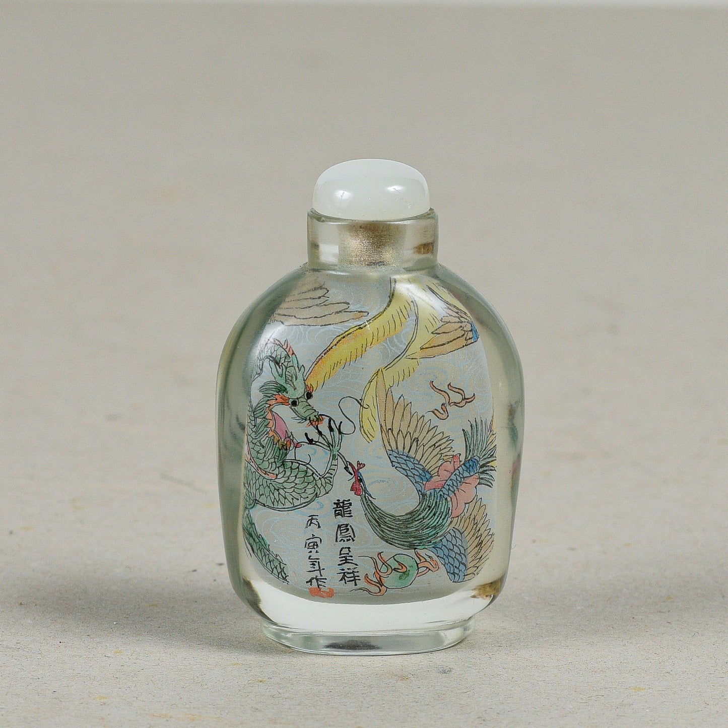 Snuff bottle cinese una piccola bottiglia usata per contenere tabacco da fiuto vetro e dipinte dall'interno drago e una fenice