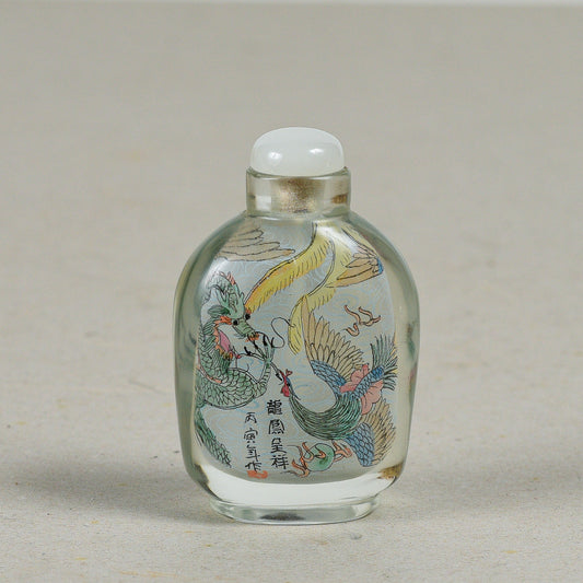Snuff bottle cinese una piccola bottiglia usata per contenere tabacco da fiuto vetro e dipinte dall'interno drago e una fenice