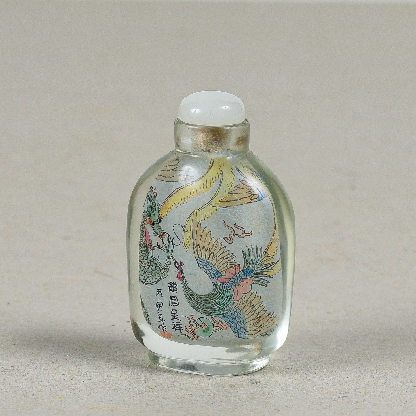 Snuff bottle cinese una piccola bottiglia usata per contenere tabacco da fiuto vetro e dipinte dall'interno drago e una fenice