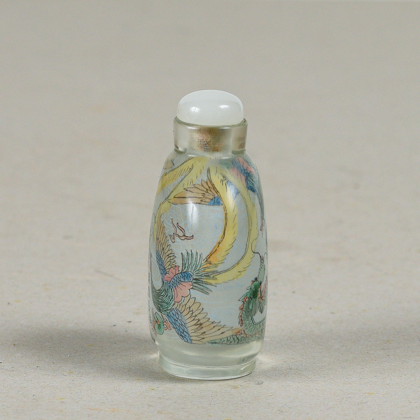 Snuff bottle cinese una piccola bottiglia usata per contenere tabacco da fiuto vetro e dipinte dall'interno drago e una fenice