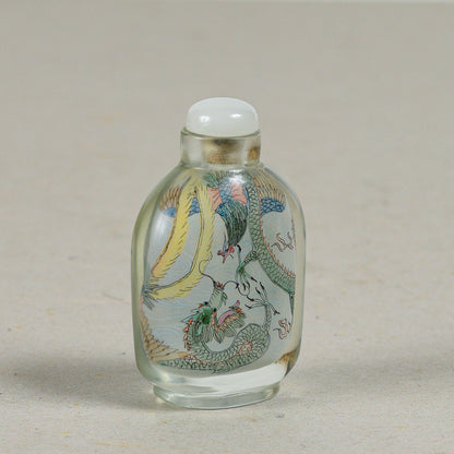Snuff bottle cinese una piccola bottiglia usata per contenere tabacco da fiuto vetro e dipinte dall'interno drago e una fenice