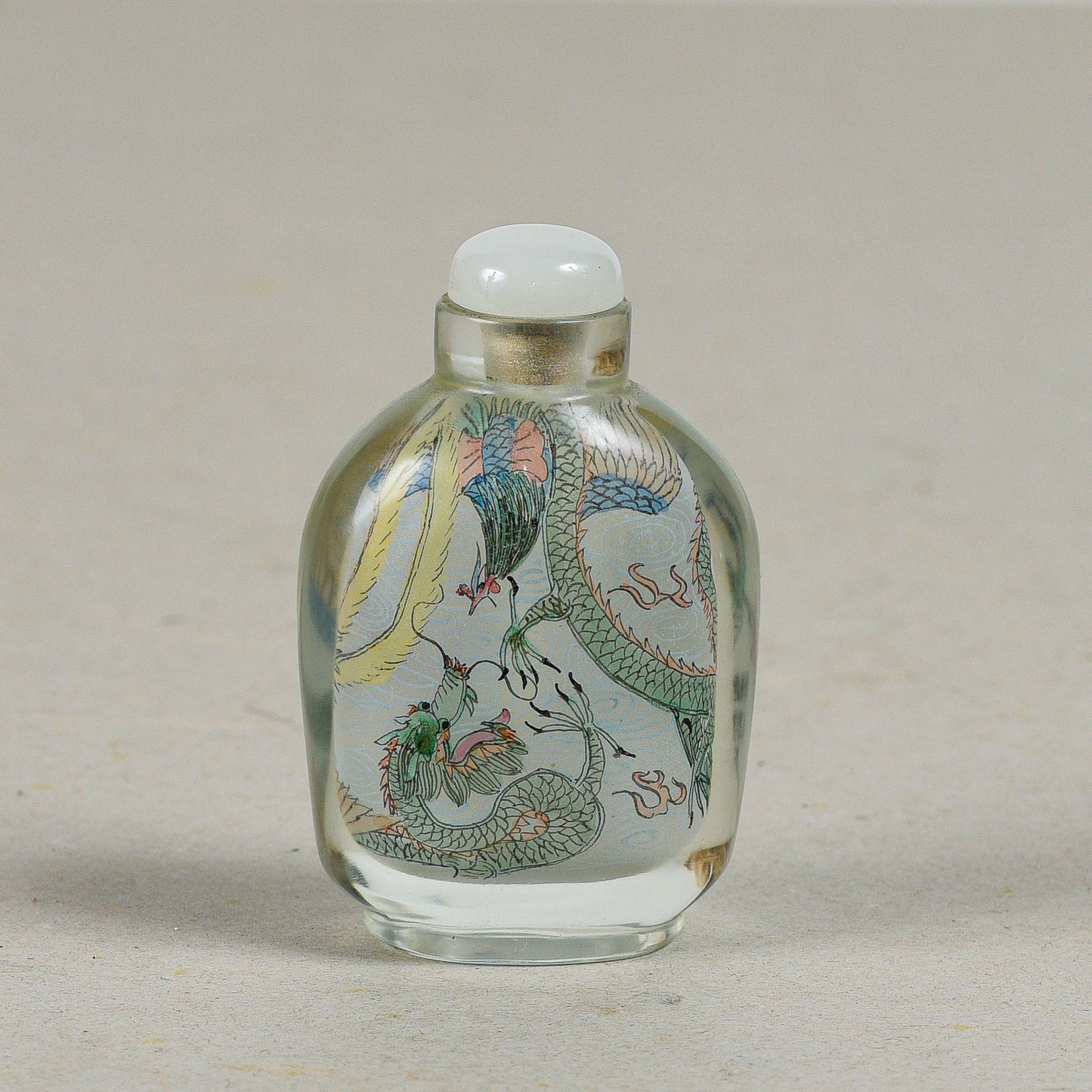 Snuff bottle cinese una piccola bottiglia usata per contenere tabacco da fiuto vetro e dipinte dall'interno drago e una fenice