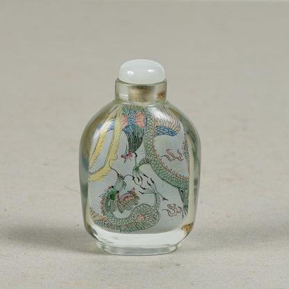 Snuff bottle cinese una piccola bottiglia usata per contenere tabacco da fiuto vetro e dipinte dall'interno drago e una fenice