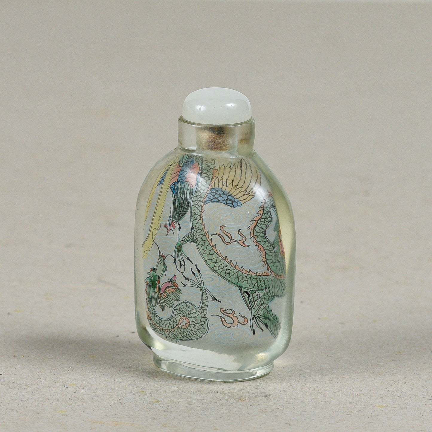 Snuff bottle cinese una piccola bottiglia usata per contenere tabacco da fiuto vetro e dipinte dall'interno drago e una fenice