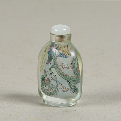 Snuff bottle cinese una piccola bottiglia usata per contenere tabacco da fiuto vetro e dipinte dall'interno drago e una fenice