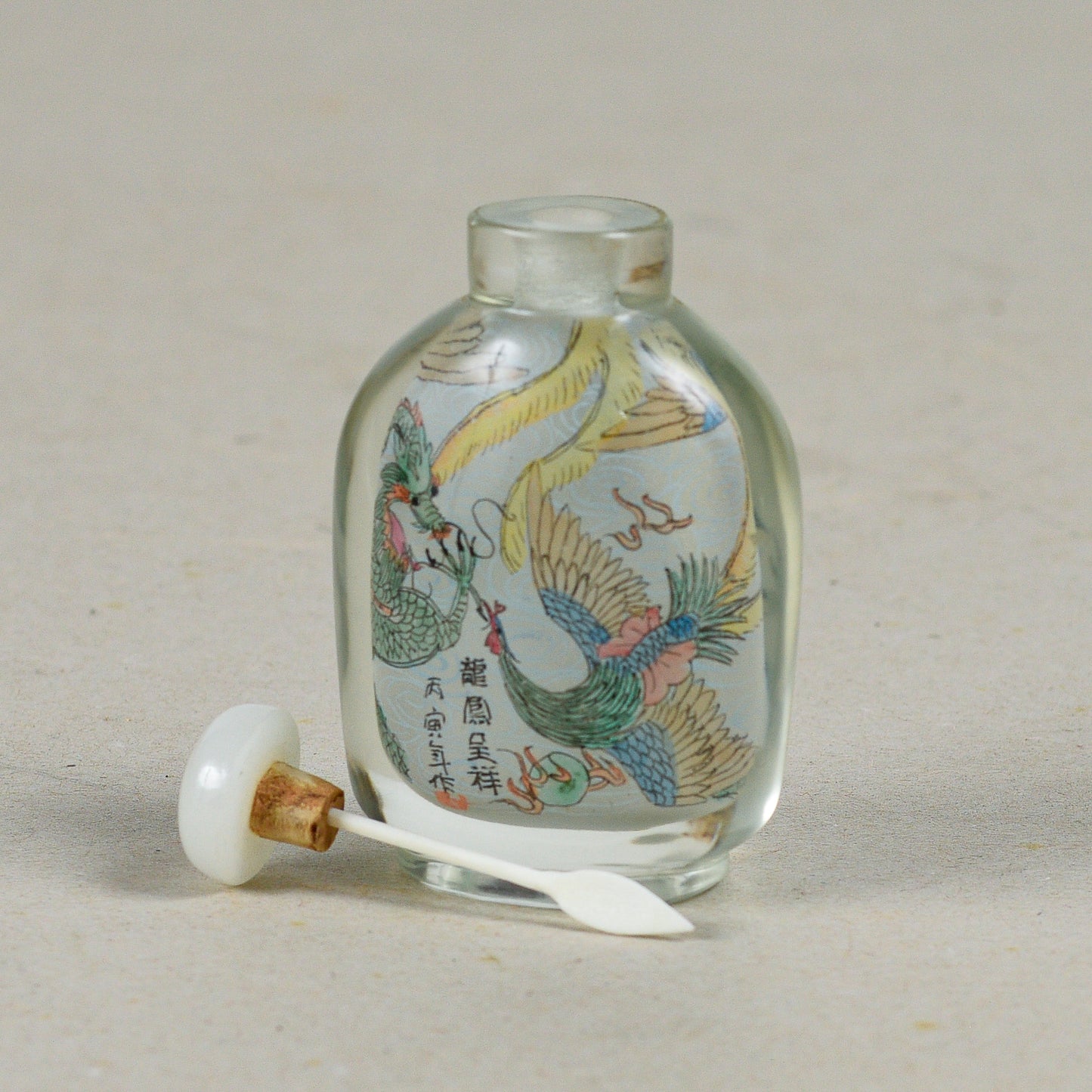 Snuff bottle cinese una piccola bottiglia usata per contenere tabacco da fiuto vetro e dipinte dall'interno drago e una fenice