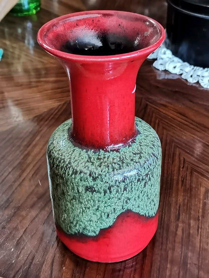 Vaso in ceramica rosso e verde marcato Jasba Germania 1960.