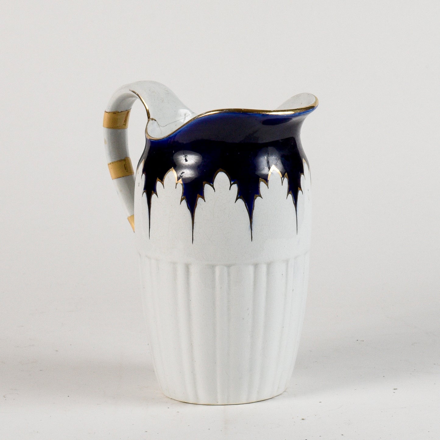 brocca in ceramica con decori oro e blu marcata S.C. Richard