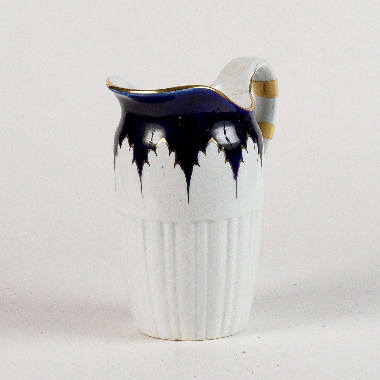 brocca in ceramica con decori oro e blu marcata S.C. Richard