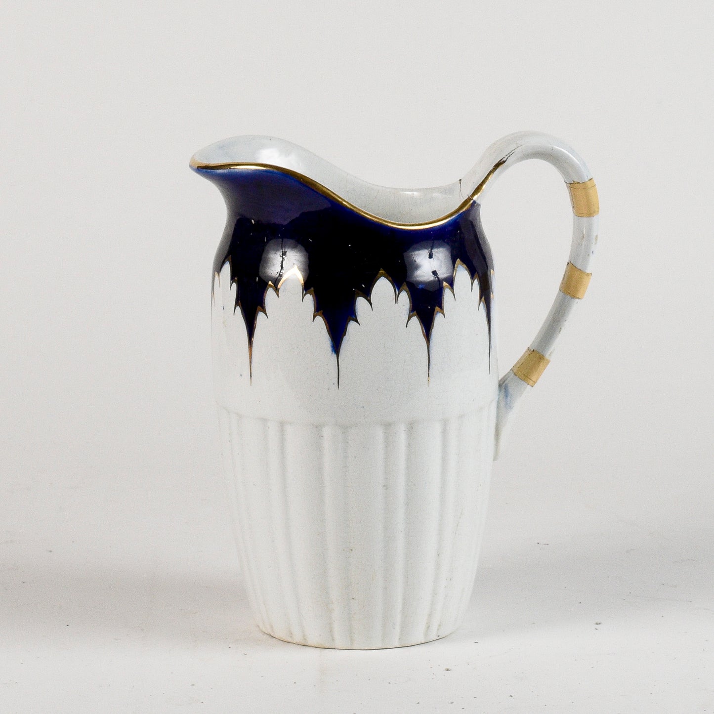 brocca in ceramica con decori oro e blu marcata S.C. Richard