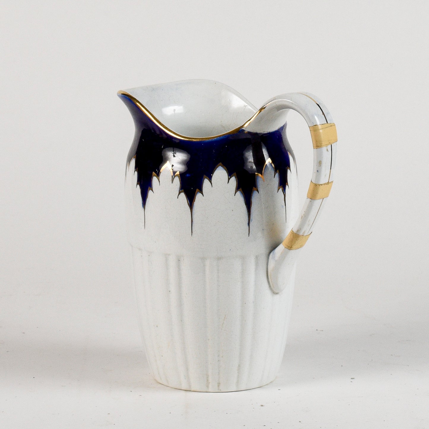brocca in ceramica con decori oro e blu marcata S.C. Richard