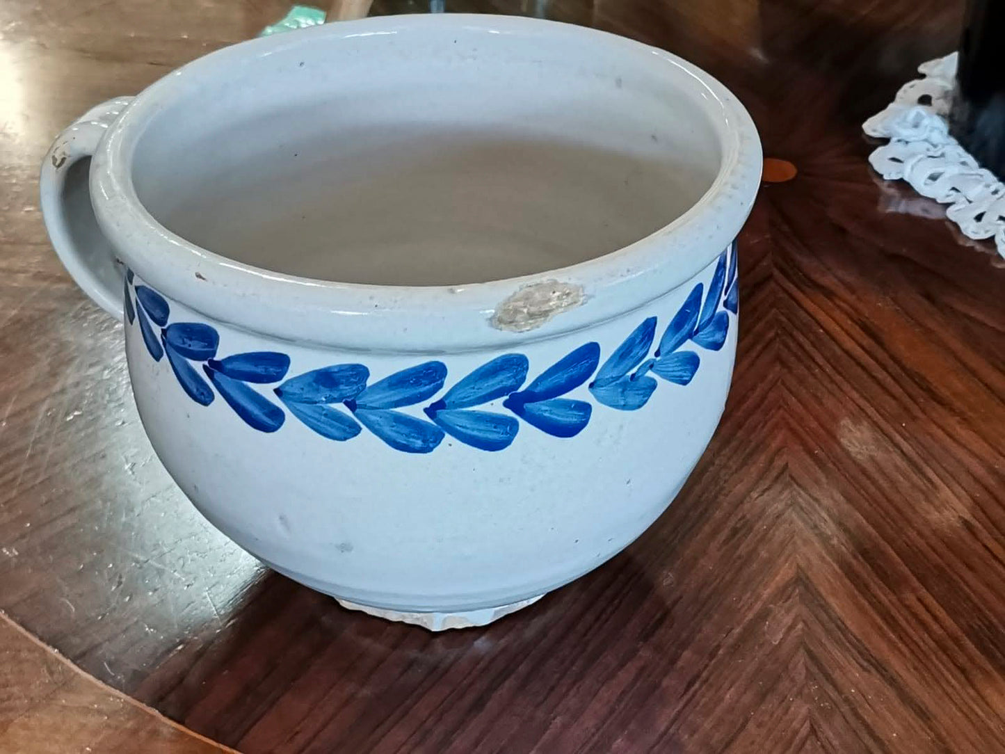 Vaso da notte in terracotta smaltata bianco e blu , Pollenza Italia epoca fine 800