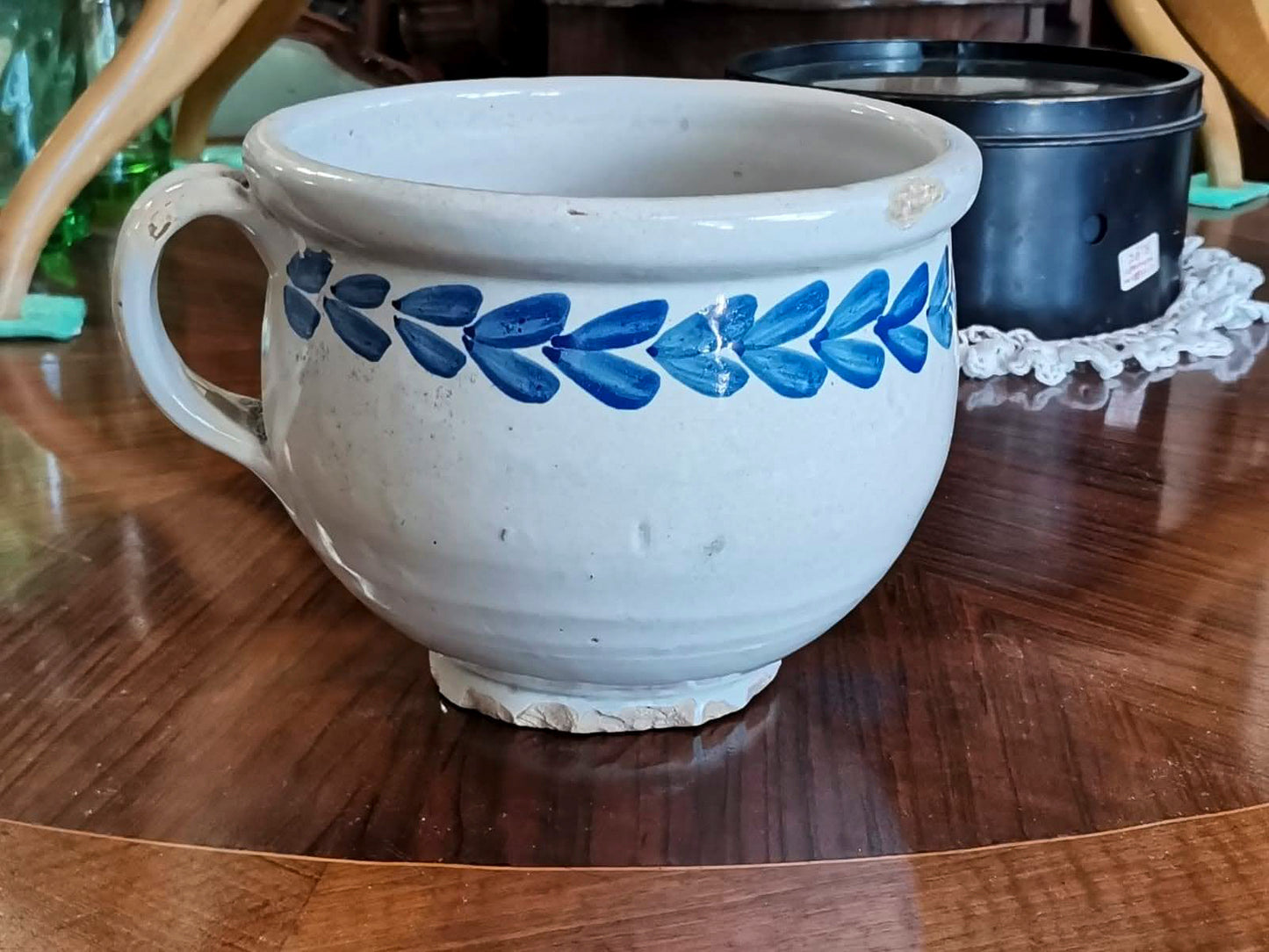 Vaso da notte in terracotta smaltata bianco e blu , Pollenza Italia epoca fine 800
