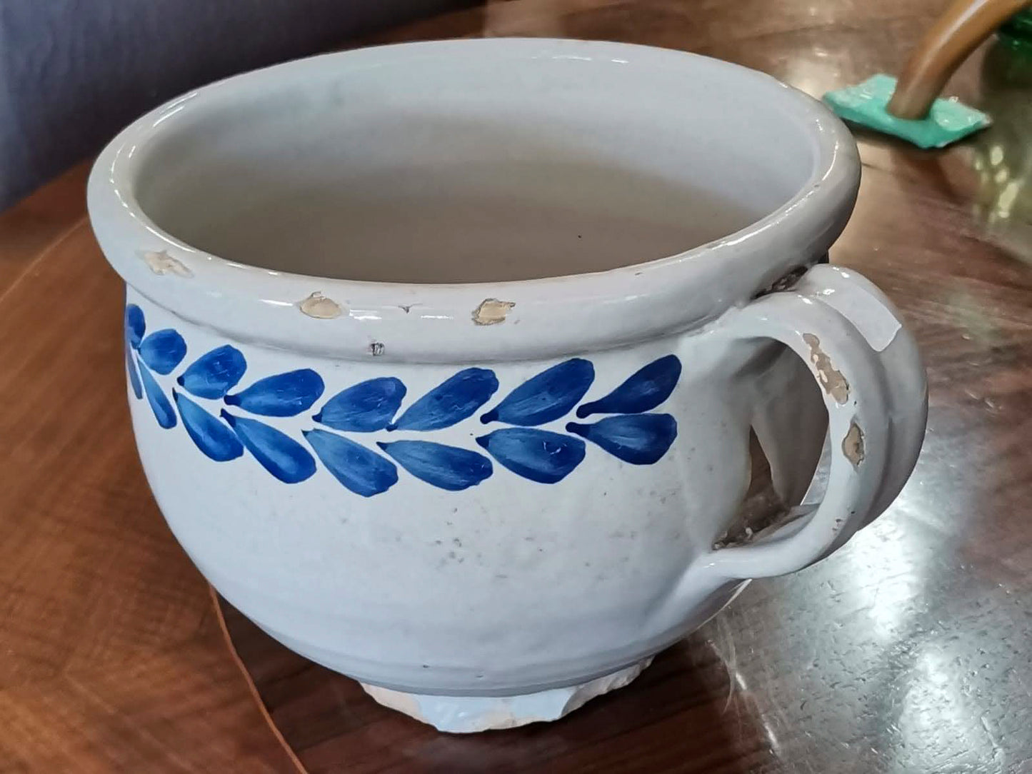 Vaso da notte in terracotta smaltata bianco e blu , Pollenza Italia epoca fine 800