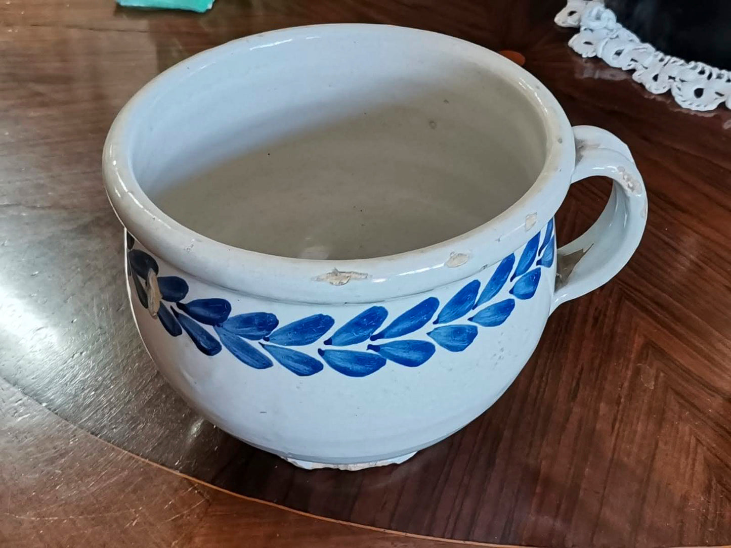 Vaso da notte in terracotta smaltata bianco e blu , Pollenza Italia epoca fine 800